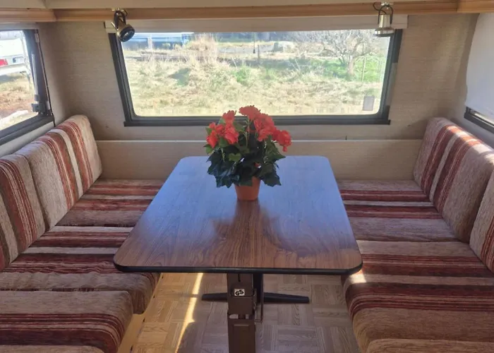 Κάμπινγκ Vintage Caravan *